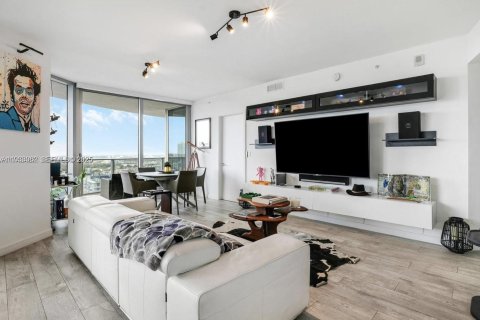 Condominio en alquiler en Miami, Florida, 2 dormitorios, 108.79 m2 № 1992222 - foto 3