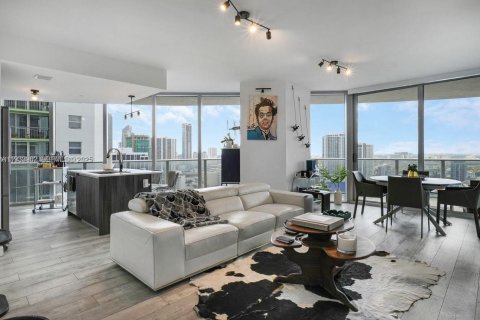 Condominio en alquiler en Miami, Florida, 2 dormitorios, 108.79 m2 № 1992222 - foto 1