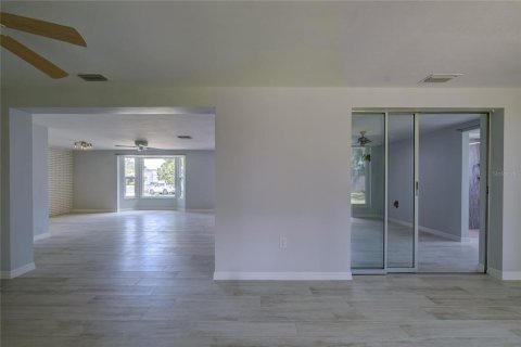 Villa ou maison à louer à Sarasota, Floride: 2 chambres, 133.22 m2 № 2196996 - photo 21