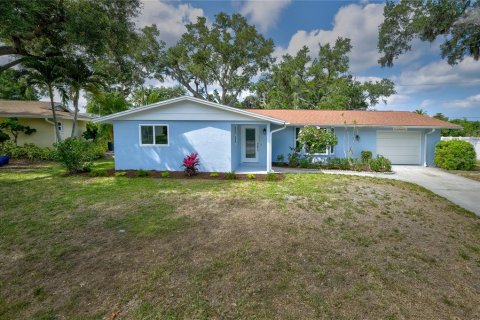 House in Sarasota, Florida 2 bedrooms, 133.22 sq.m. № 2196996