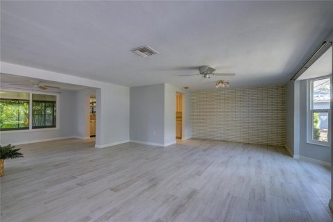 Villa ou maison à louer à Sarasota, Floride: 2 chambres, 133.22 m2 № 2196996 - photo 4