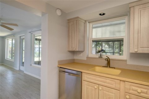 Villa ou maison à louer à Sarasota, Floride: 2 chambres, 133.22 m2 № 2196996 - photo 18