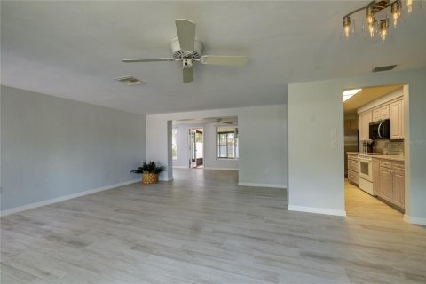 Villa ou maison à louer à Sarasota, Floride: 2 chambres, 133.22 m2 № 2196996 - photo 6
