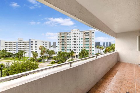 Copropriété à vendre à Sunny Isles Beach, Floride: 2 chambres, 90.12 m2 № 1951562 - photo 26
