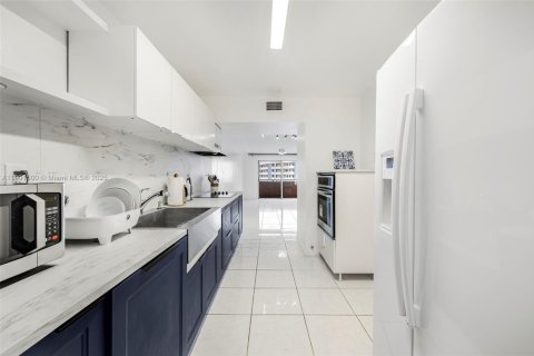 Copropriété à vendre à Sunny Isles Beach, Floride: 2 chambres, 90.12 m2 № 1951562 - photo 9