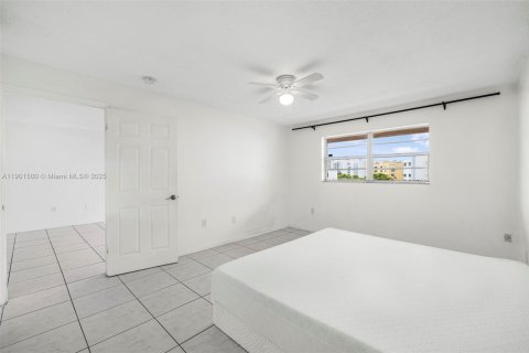 Copropriété à vendre à Sunny Isles Beach, Floride: 2 chambres, 90.12 m2 № 1951562 - photo 23