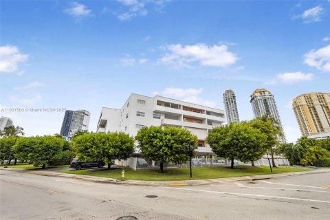Copropriété à vendre à Sunny Isles Beach, Floride: 2 chambres, 90.12 m2 № 1951562 - photo 2