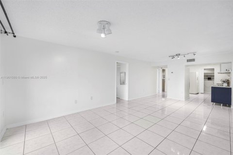 Copropriété à vendre à Sunny Isles Beach, Floride: 2 chambres, 90.12 m2 № 1951562 - photo 17