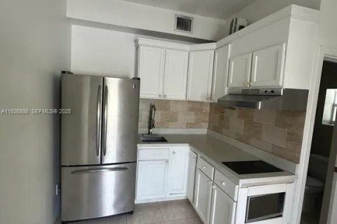 Снять в аренду виллу или дом в Майами, Флорида 2 спальни, 127.74м2, № 1992330 - фото 1