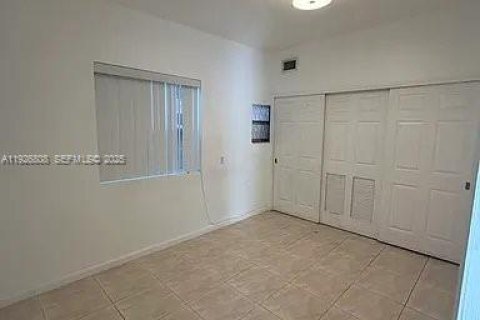 Снять в аренду виллу или дом в Майами, Флорида 2 спальни, 127.74м2, № 1992330 - фото 2