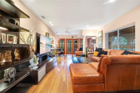 Casa en venta en Miami, Florida, 6 dormitorios, 317.45 m2 № 2000390 - foto 8