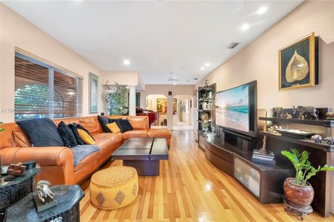 Casa en venta en Miami, Florida, 6 dormitorios, 317.45 m2 № 2000390 - foto 7