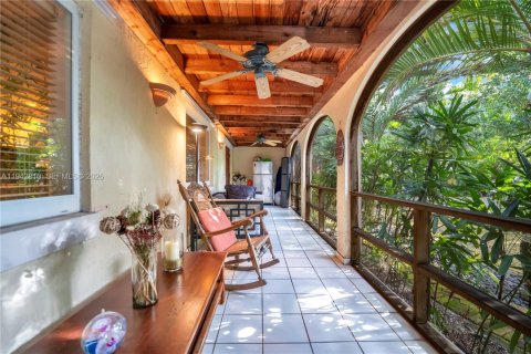 Casa en venta en Miami, Florida, 6 dormitorios, 317.45 m2 № 2000390 - foto 2