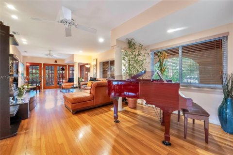 Casa en venta en Miami, Florida, 6 dormitorios, 317.45 m2 № 2000390 - foto 10