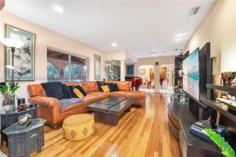 Casa en venta en Miami, Florida, 6 dormitorios, 317.45 m2 № 2000390 - foto 6