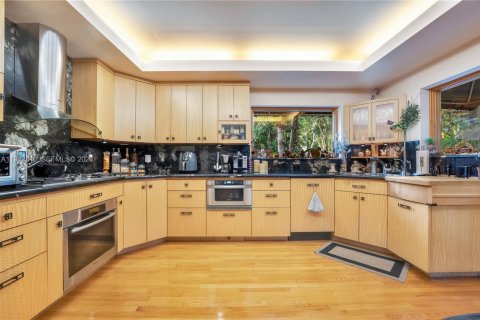 Casa en venta en Miami, Florida, 6 dormitorios, 317.45 m2 № 2000390 - foto 13