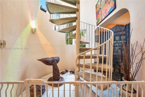 Casa en venta en Miami, Florida, 6 dormitorios, 317.45 m2 № 2000390 - foto 5