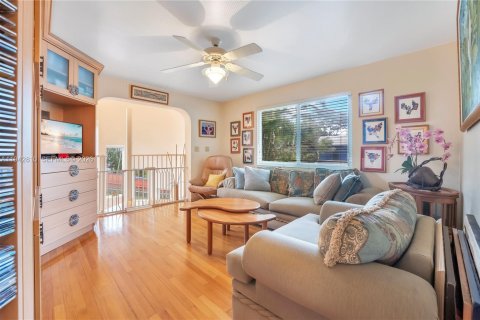 Casa en venta en Miami, Florida, 6 dormitorios, 317.45 m2 № 2000390 - foto 21