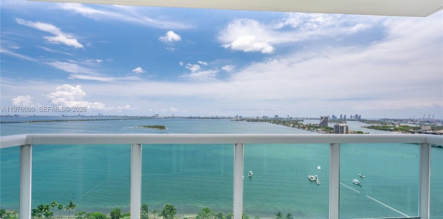 Кондоминиум с 2 спальнями в Майами, Флорида № 2040289