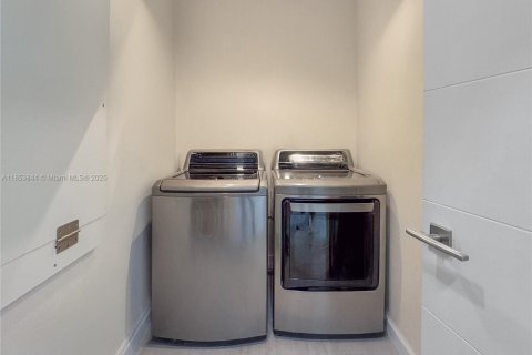 Propiedad comercial en venta en Miami, Florida, 192.77 m2 № 1875014 - foto 14