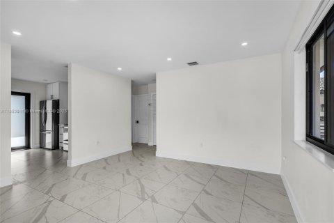 Propiedad comercial en venta en Miami, Florida, 192.77 m2 № 1875014 - foto 22