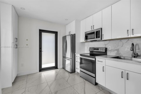 Propiedad comercial en venta en Miami, Florida, 192.77 m2 № 1875014 - foto 25