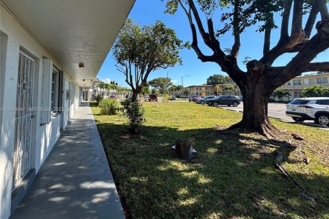 Купить кондоминиум в Майами-Гарденс, Флорида 1 спальня, 64.2м2, № 1984247 - фото 1