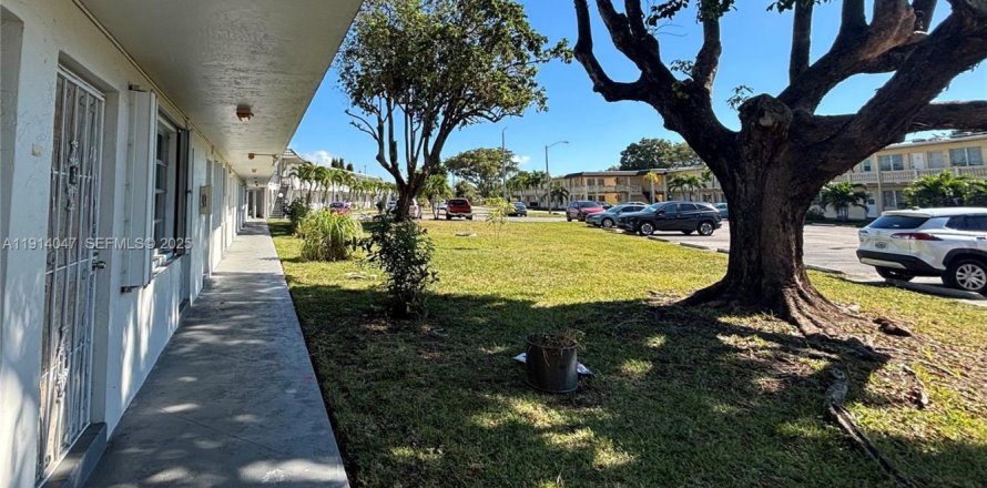 Кондоминиум с 1 спальней в Майами-Гарденс, Флорида № 1984247