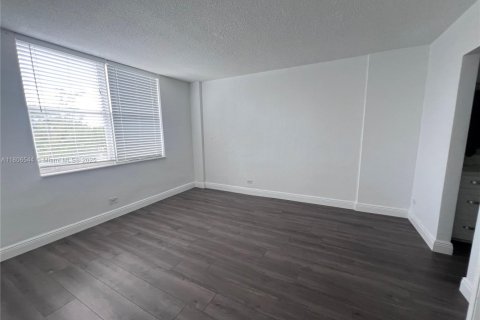 Condo in North Miami Beach, Florida, 1 bedroom  № 1888861 - photo 4