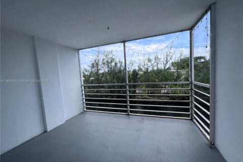 Condo in North Miami Beach, Florida, 1 bedroom  № 1888861 - photo 9