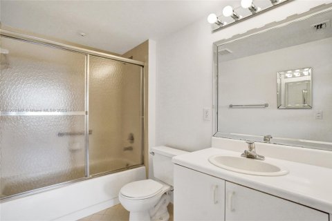 Condo in Pembroke Pines, Florida, 2 bedrooms  № 1953605 - photo 17