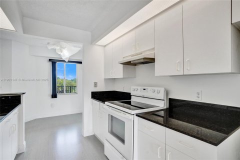 Condo in Pembroke Pines, Florida, 2 bedrooms  № 1953605 - photo 5