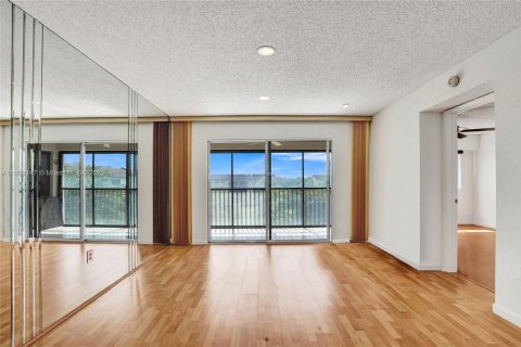 Condo in Pembroke Pines, Florida, 2 bedrooms  № 1953605 - photo 11