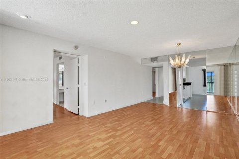 Condo in Pembroke Pines, Florida, 2 bedrooms  № 1953605 - photo 9