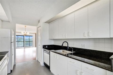 Condo in Pembroke Pines, Florida, 2 bedrooms  № 1953605 - photo 3