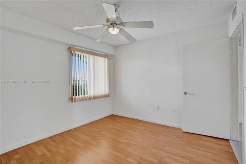 Condo in Pembroke Pines, Florida, 2 bedrooms  № 1953605 - photo 13