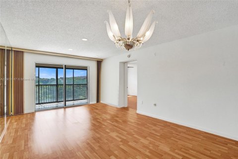 Condo in Pembroke Pines, Florida, 2 bedrooms  № 1953605 - photo 8