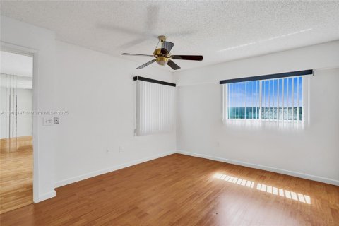 Condo in Pembroke Pines, Florida, 2 bedrooms  № 1953605 - photo 19