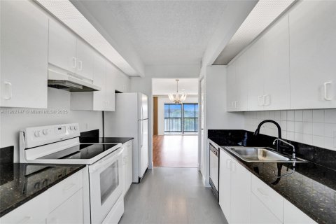 Condo in Pembroke Pines, Florida, 2 bedrooms  № 1953605 - photo 1