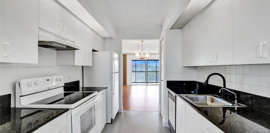 Condo in Pembroke Pines, Florida, 2 bedrooms  № 1953605