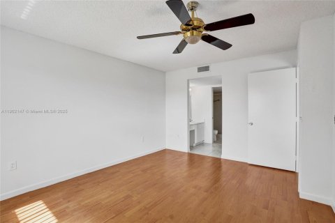Condo in Pembroke Pines, Florida, 2 bedrooms  № 1953605 - photo 21