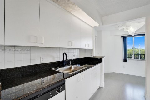 Condo in Pembroke Pines, Florida, 2 bedrooms  № 1953605 - photo 6