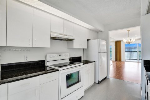 Condo in Pembroke Pines, Florida, 2 bedrooms  № 1953605 - photo 2