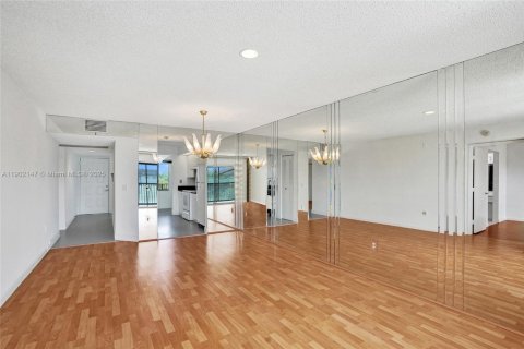 Condo in Pembroke Pines, Florida, 2 bedrooms  № 1953605 - photo 10