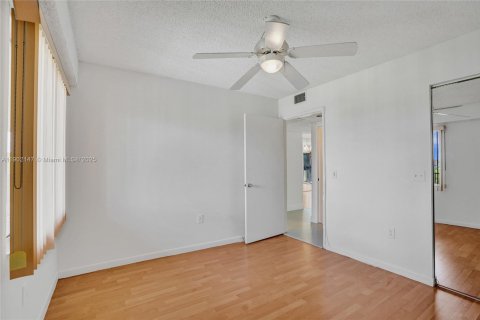 Condo in Pembroke Pines, Florida, 2 bedrooms  № 1953605 - photo 14