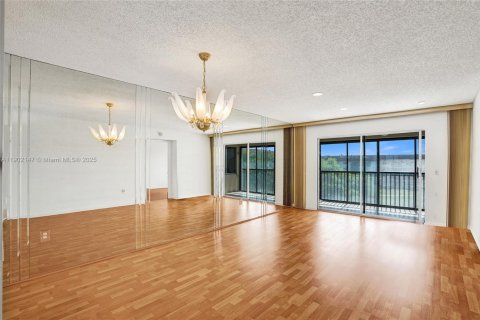 Condo in Pembroke Pines, Florida, 2 bedrooms  № 1953605 - photo 7
