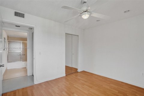 Condo in Pembroke Pines, Florida, 2 bedrooms  № 1953605 - photo 15