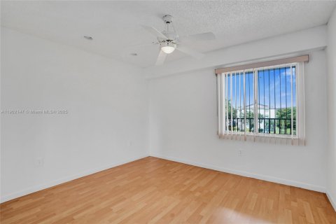 Condo in Pembroke Pines, Florida, 2 bedrooms  № 1953605 - photo 12