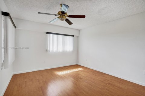 Condo in Pembroke Pines, Florida, 2 bedrooms  № 1953605 - photo 18