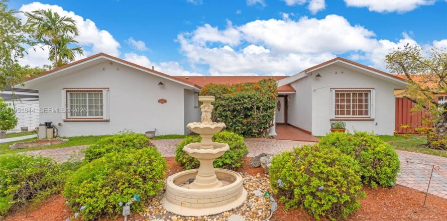 Дом в Майами, Флорида 4 спальни, 272.76м2 № 2006375